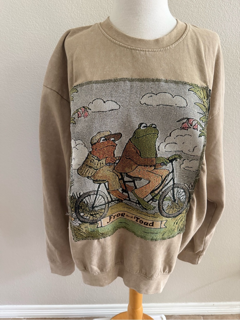 Frog and Toad Vintage Classic Book Cover Tapestry Crewneck Sweatshirt -LARGE-